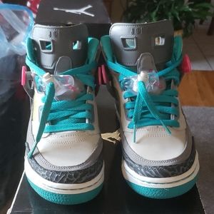 Big kid's Jordan Spizike grade school